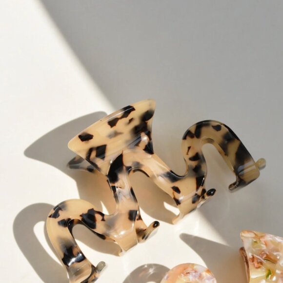 NEW Wavy Tortoise Shell Hair Clip • Neutral Claw Clip in Plastic Wrap - Picture 2 of 3